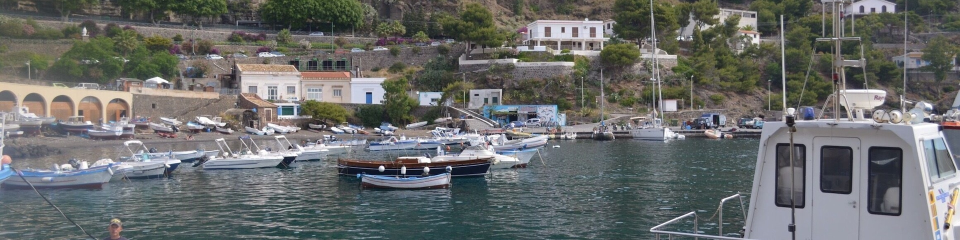 Il porto di Ustica, Sicilia.