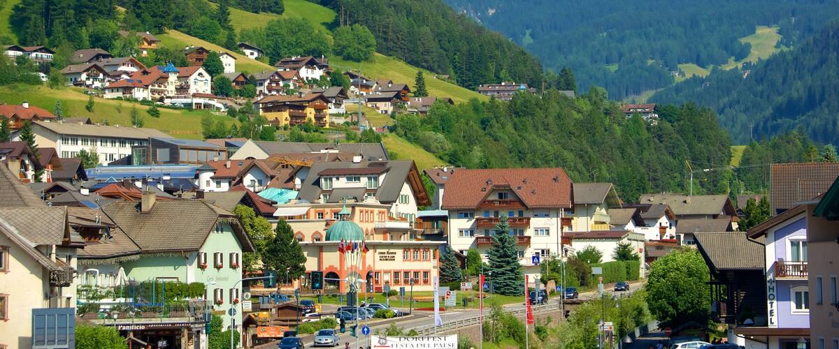 Ortisei toont bergen en een stad