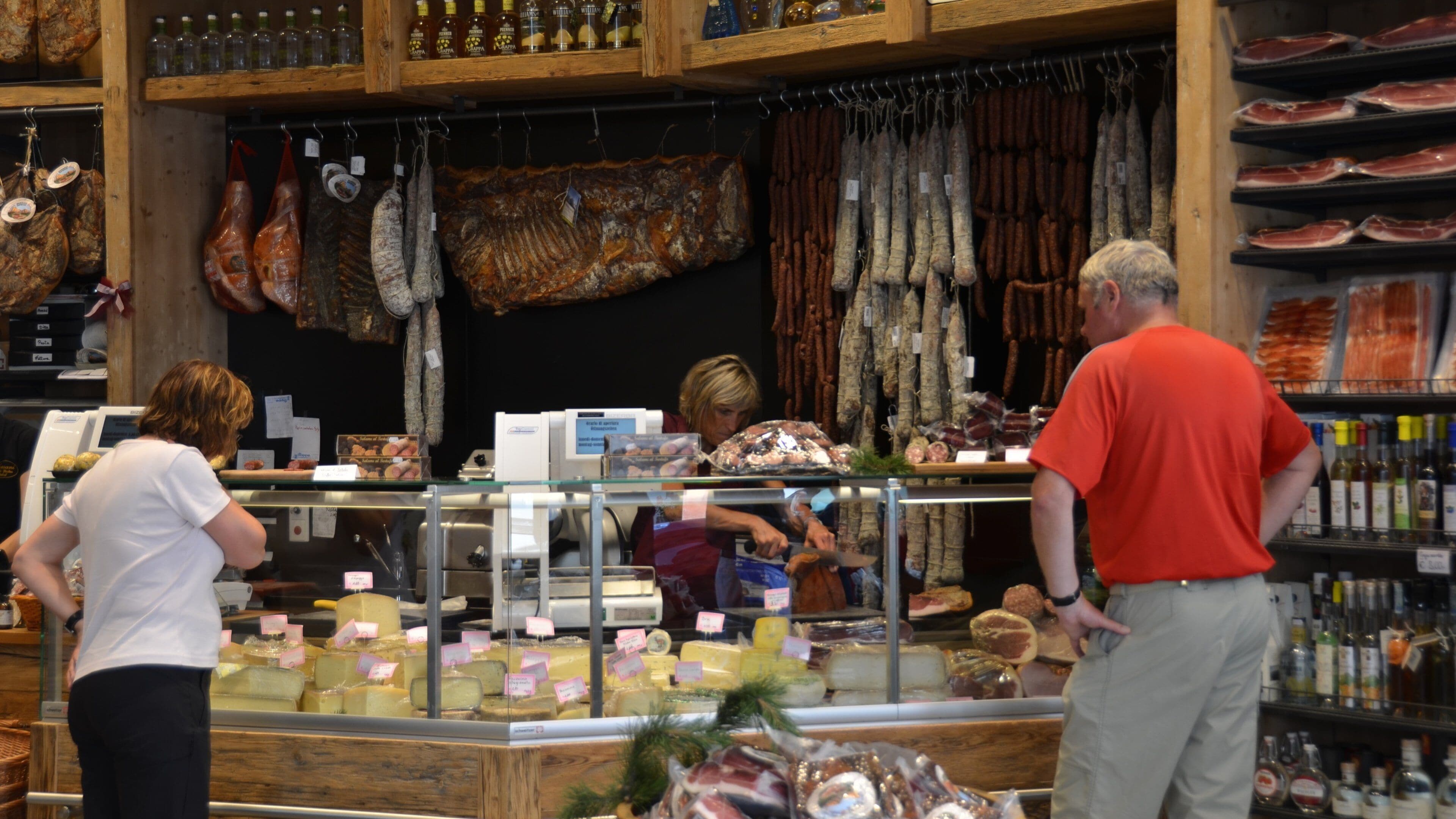 Ortisei showing shopping, food and markets