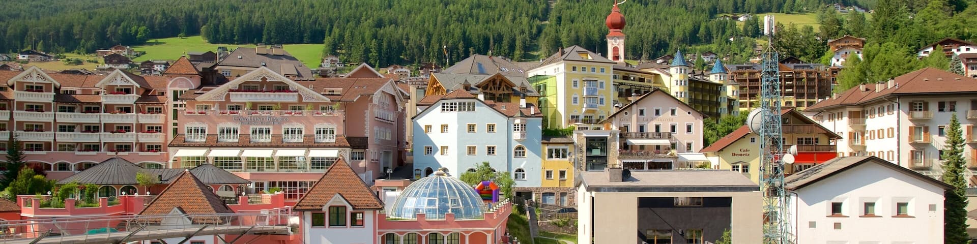 Ortisei ofreciendo una pequeña ciudad o pueblo