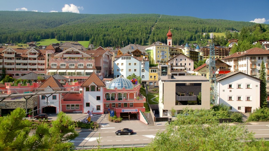 Ortisei showing a small town or village