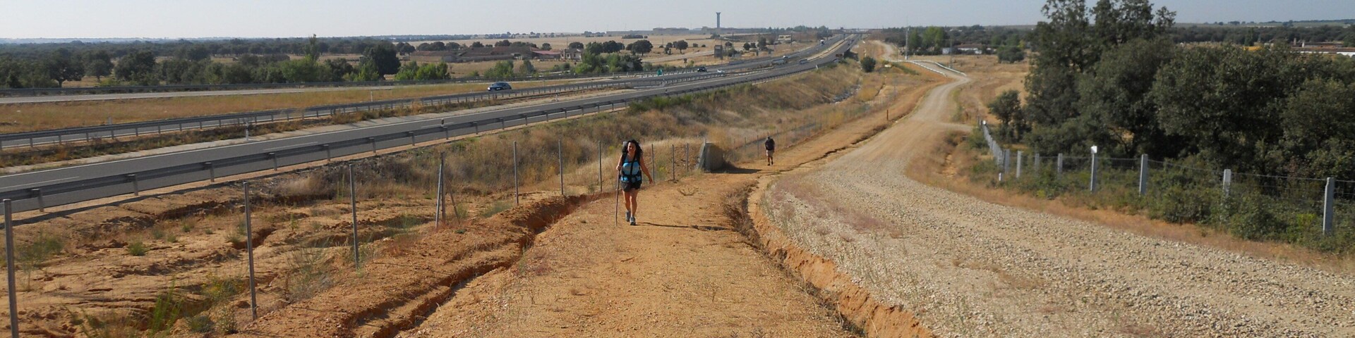 Kilometros después el camino va paralelo a la autovia y a la N-630.