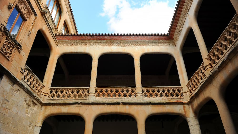 Patio renacentista del Castillo del Buen Amor, provincia de Salamanca, España