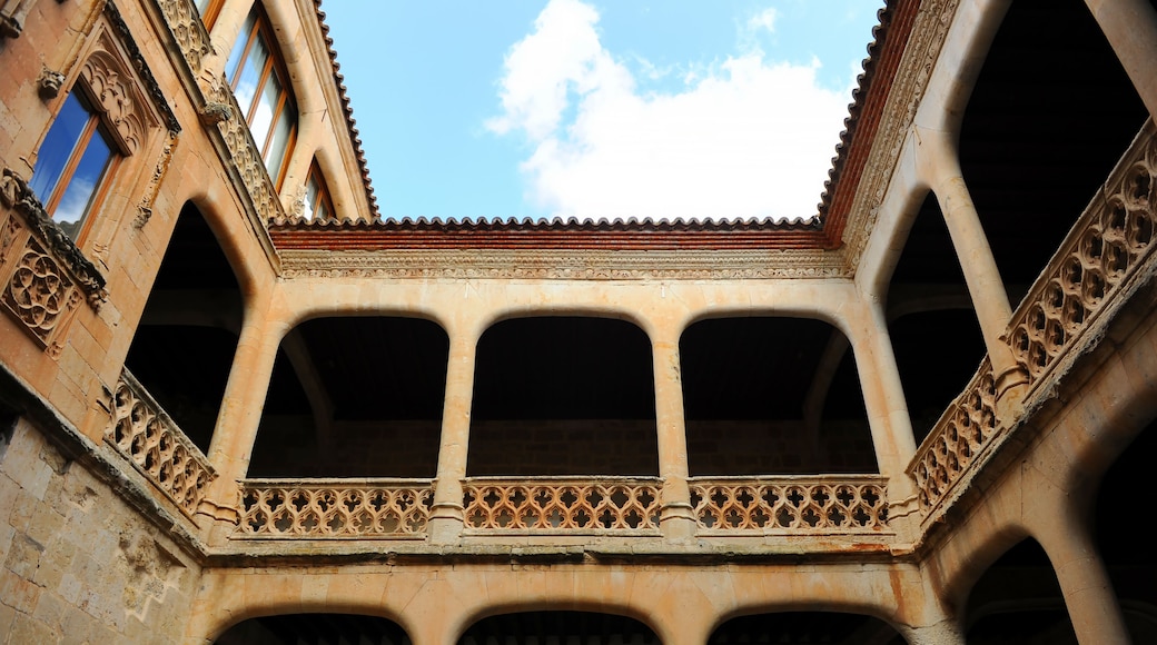 Patio renacentista del Castillo del Buen Amor, provincia de Salamanca, España
