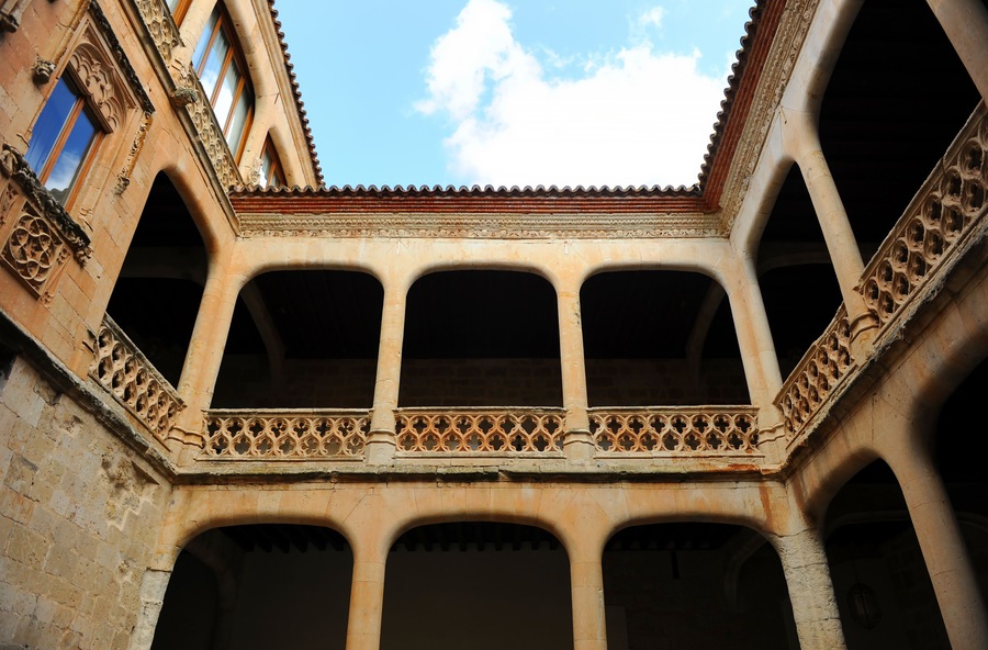 Patio renacentista del Castillo del Buen Amor, provincia de Salamanca, España