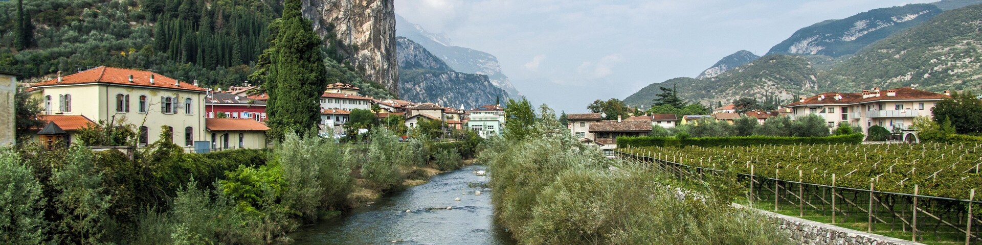 Un río serpentea por una ciudad con edificios y un castillo en una colina.