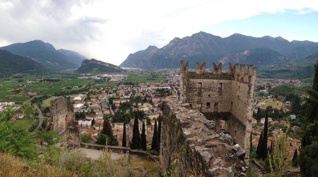 Easy hike with great views near amazing Lago De Garda