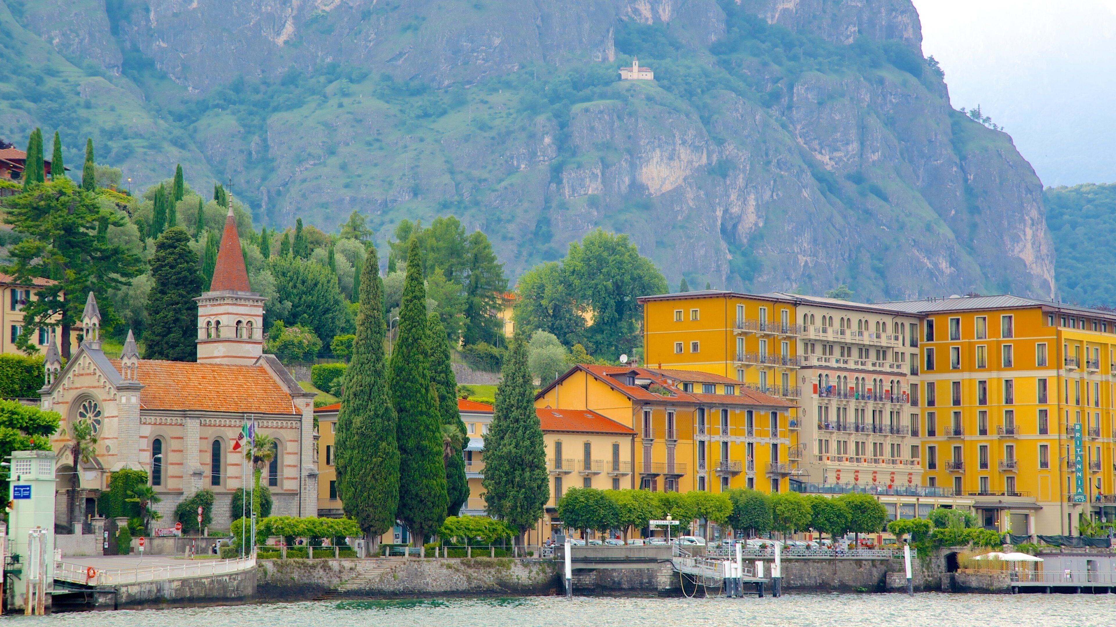 Como featuring mountains and a coastal town