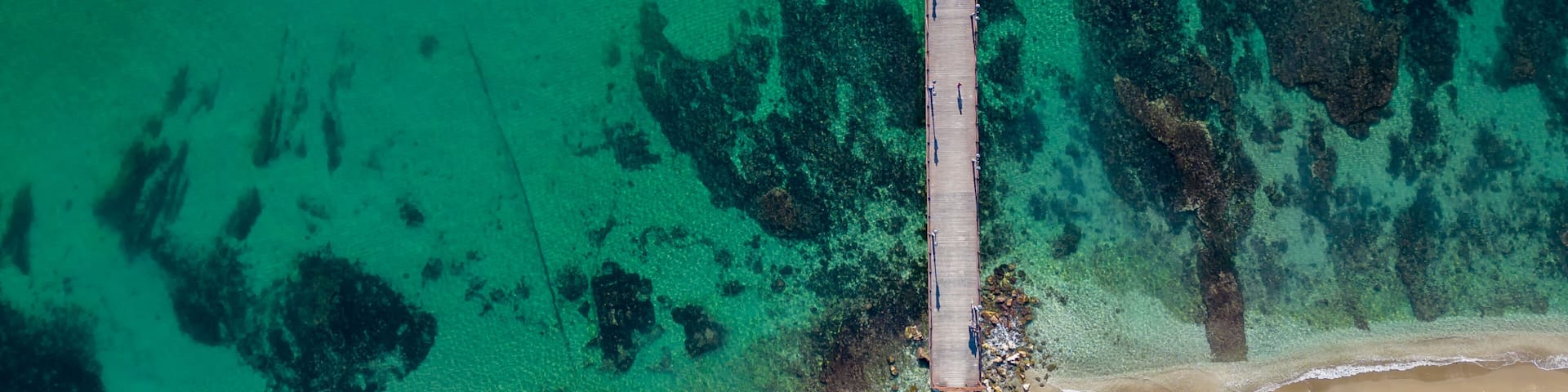 embarcadero en una playa de la ciudad de Marbella en la Costa del Sol, Andalucía