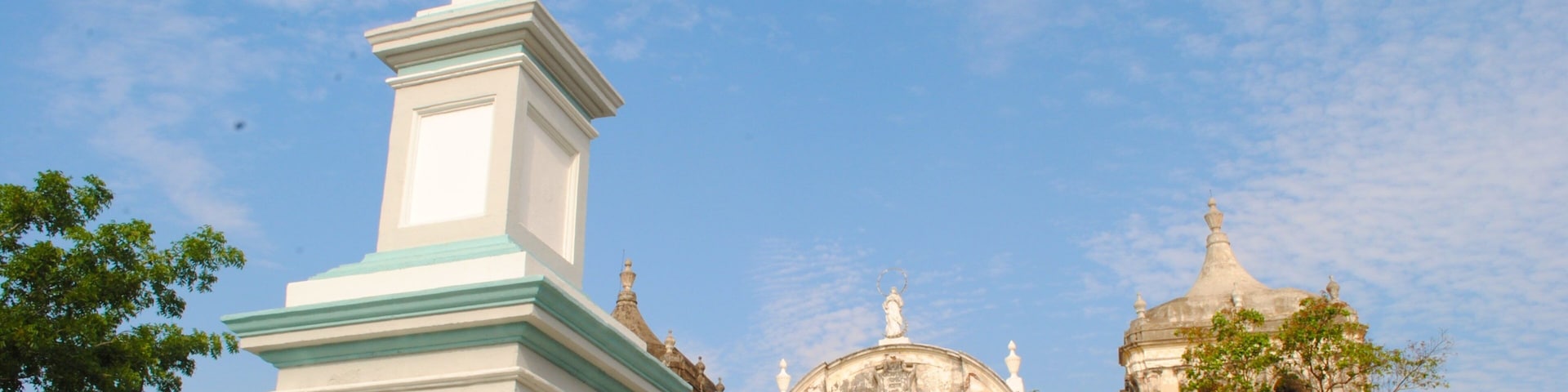 Leon showing a statue or sculpture and heritage elements