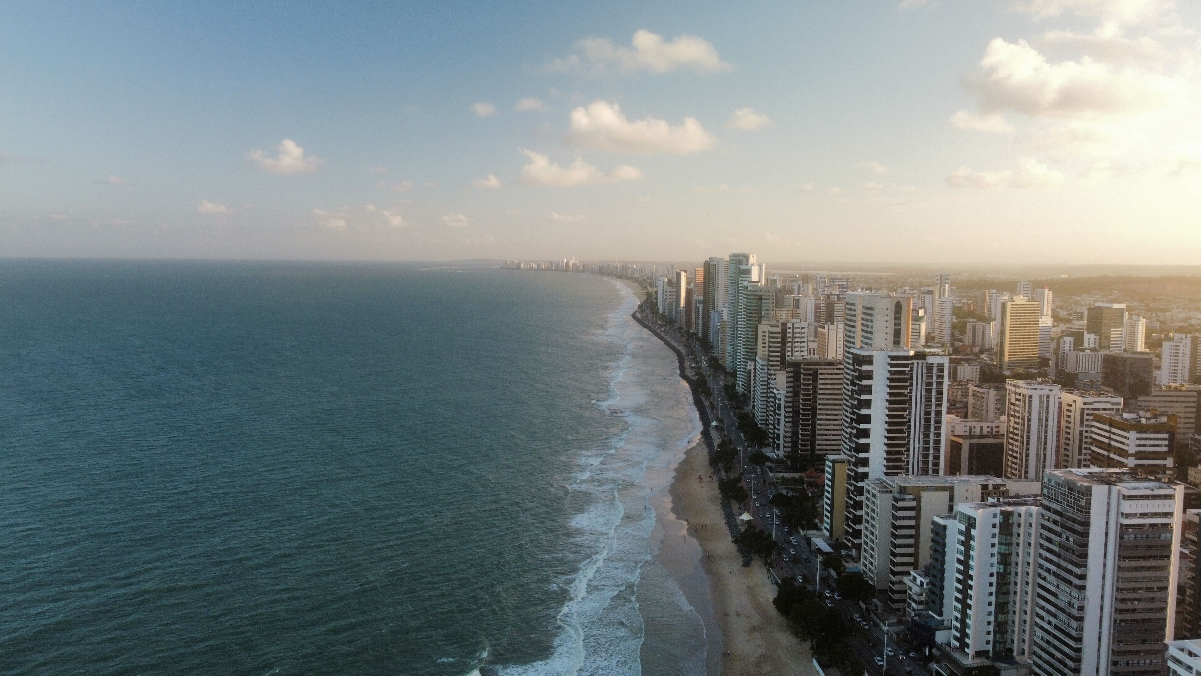Vue aérienne panoramique de Recife avec la plage au couché de soleil, Pina, Boa Viagem, Jaboatão dos Guararapes, Brésil
