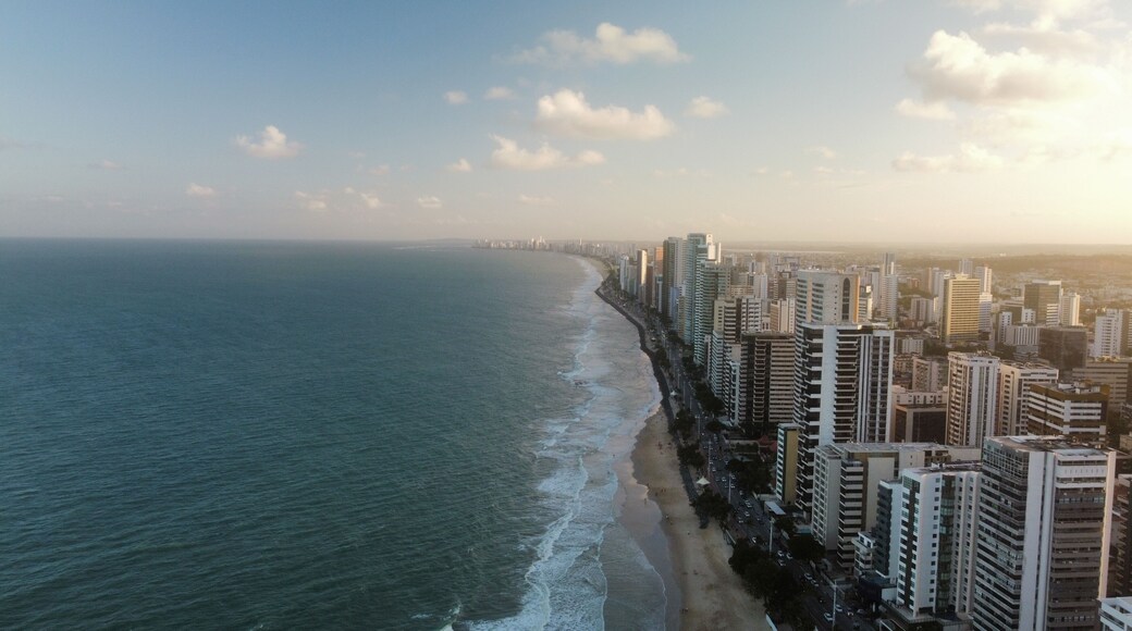 Vue aérienne panoramique de Recife avec la plage au couché de soleil, Pina, Boa Viagem, Jaboatão dos Guararapes, Brésil