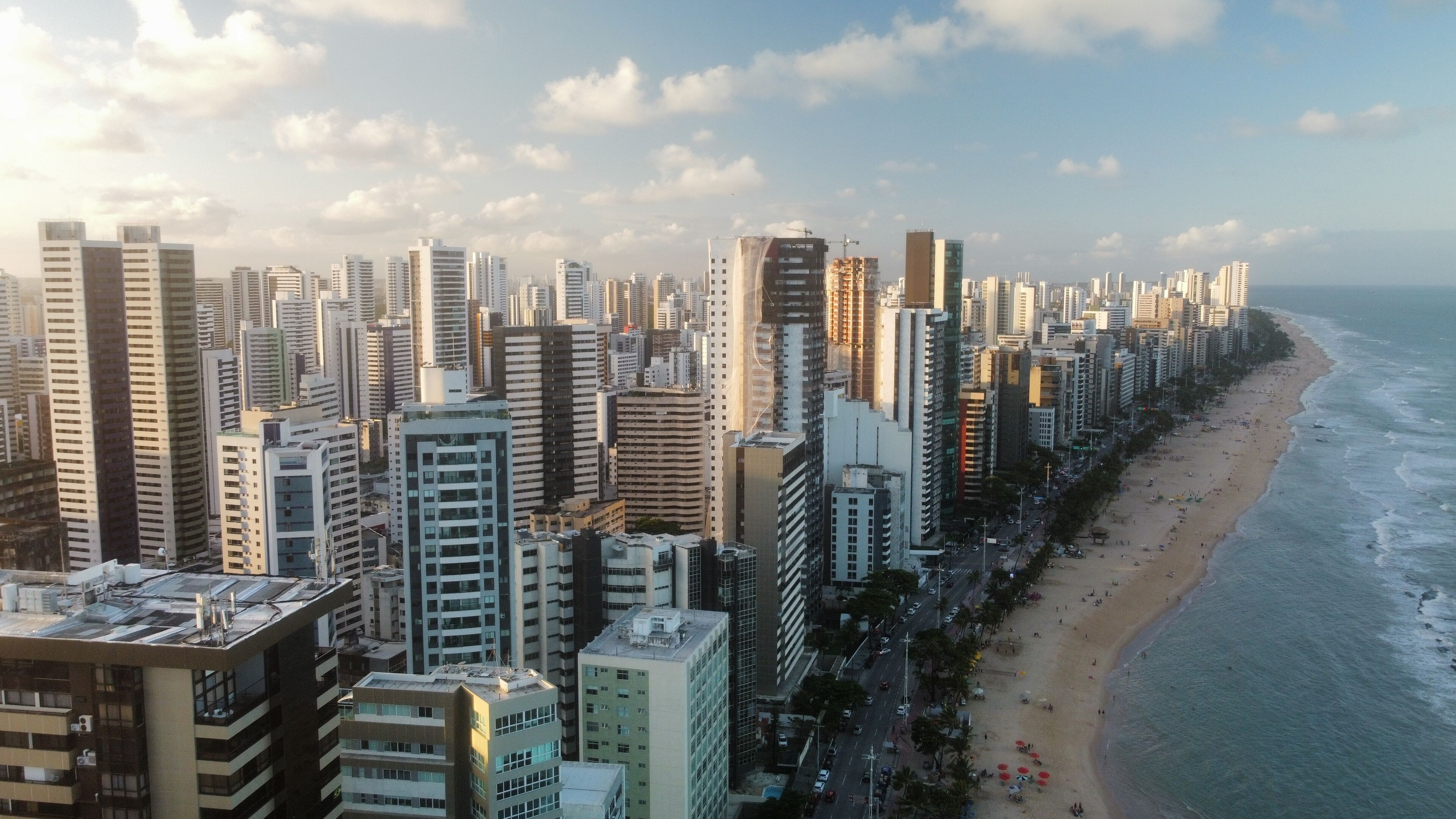 Vue aérienne panoramique de Recife avec la plage au couché de soleil, Pina, Boa Viagem, Jaboatão dos Guararapes, Brésil
