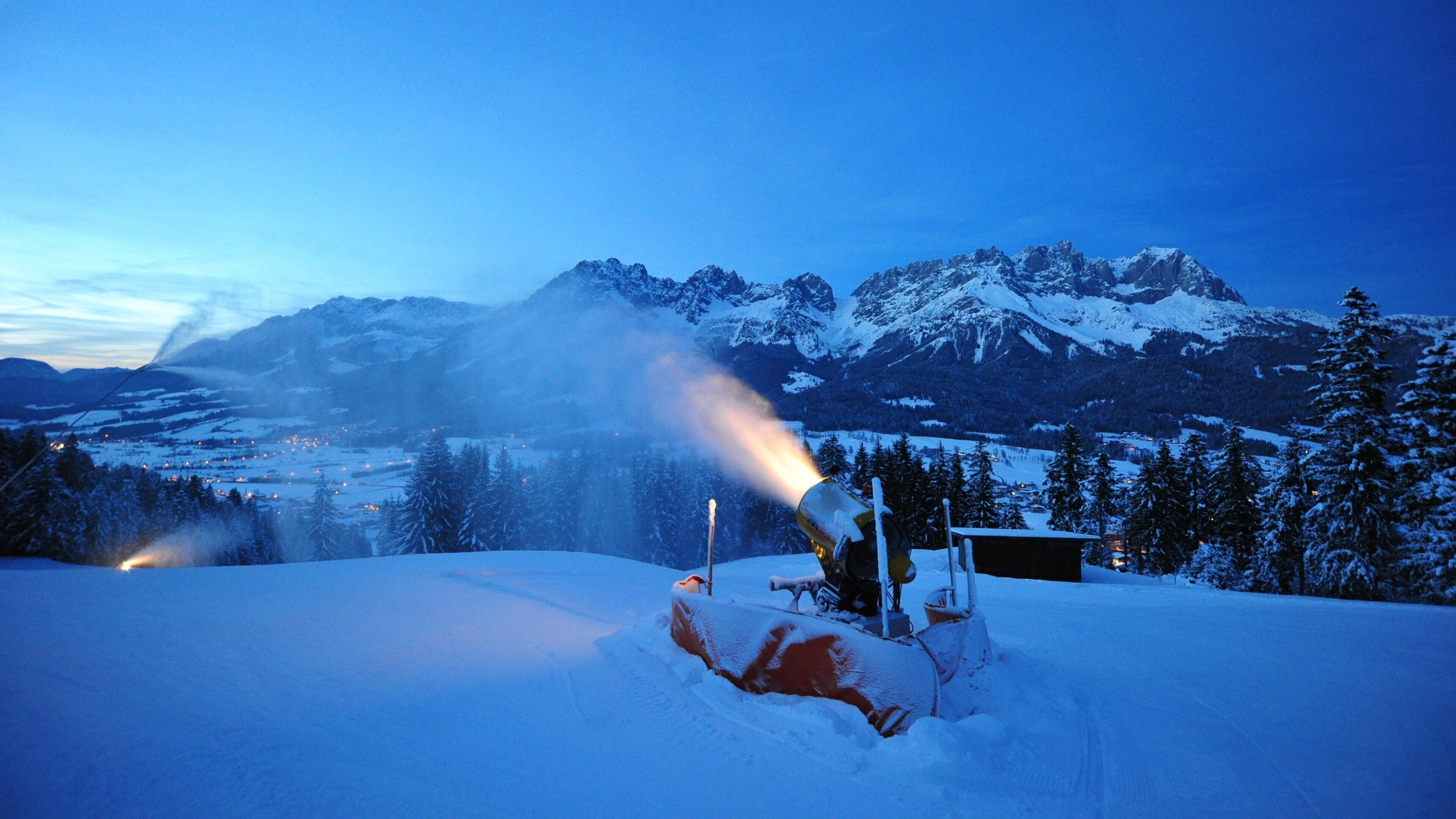Going am Wilden Kaiser showing mountains, night scenes and snow
