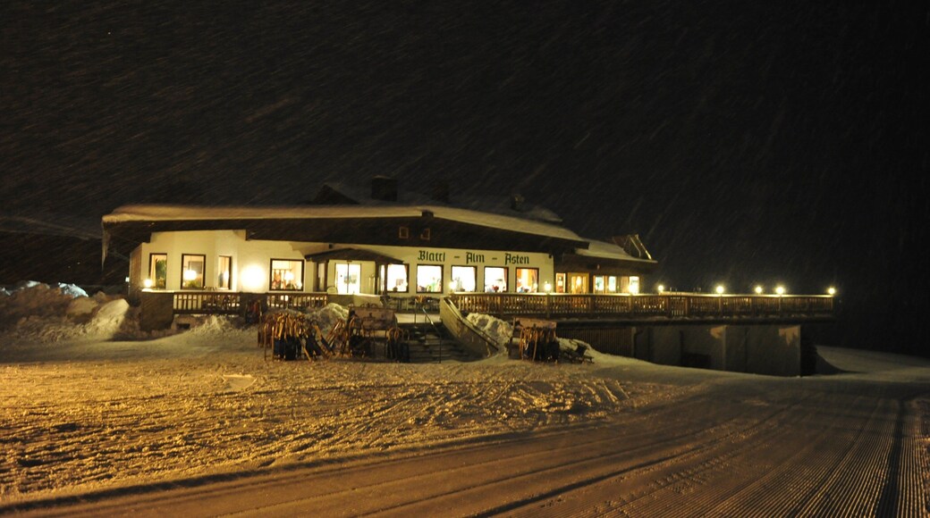 Going am Wilden Kaiser mostrando escenas nocturnas y nieve