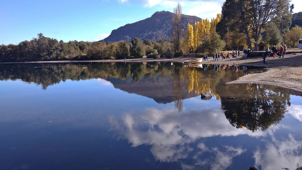 Correntoso Lake is located within the Nahuel Huapi National Park, in the city of Villa La Angostura, in the province of Neuquén. Magical environment, perfect combination of water, sky, forest and mountain.
