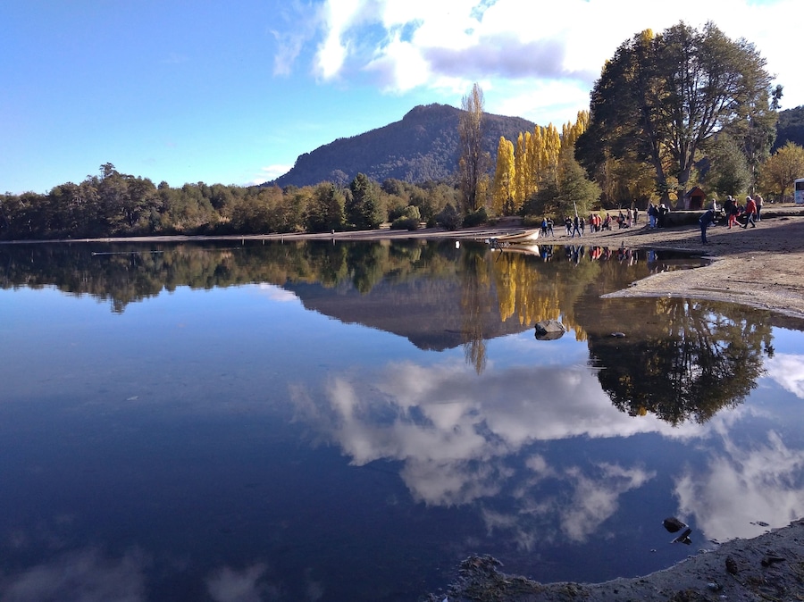 Correntoso Lake is located within the Nahuel Huapi National Park, in the city of Villa La Angostura, in the province of Neuquén. Magical environment, perfect combination of water, sky, forest and mountain.