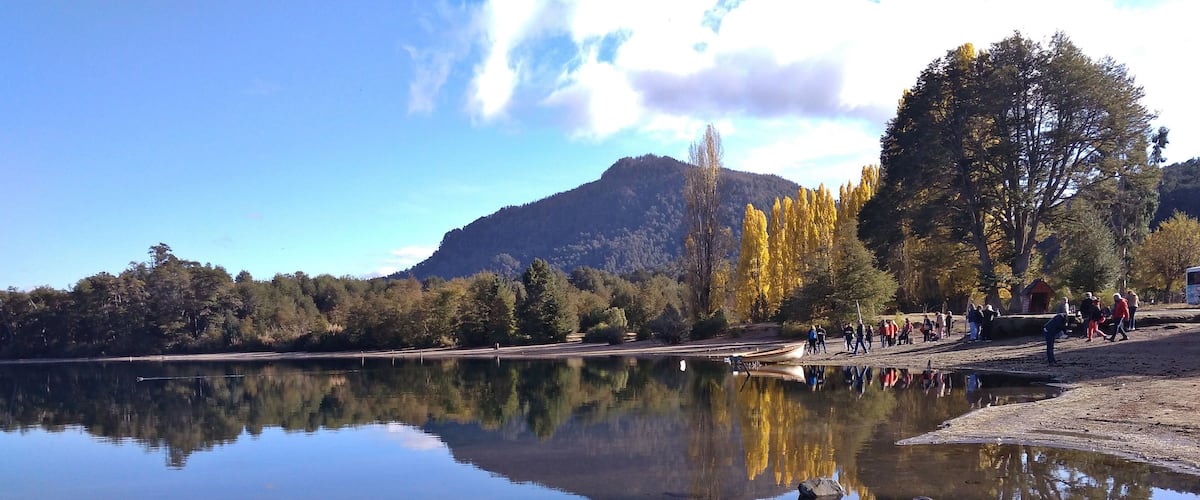 Correntoso Lake is located within the Nahuel Huapi National Park, in the city of Villa La Angostura, in the province of Neuquén. Magical environment, perfect combination of water, sky, forest and mountain.