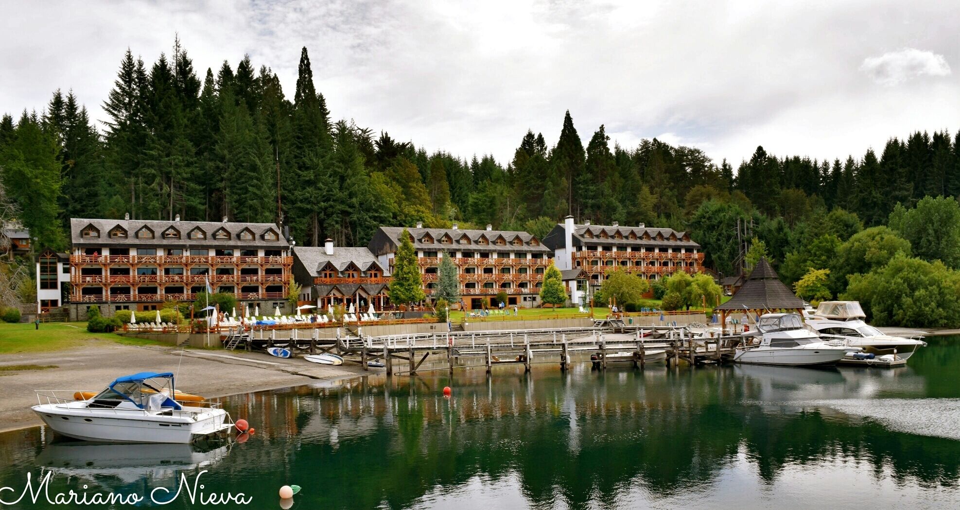 Puerto Manzano, un bello lugar situado en Villa La Angostura. Un lugar magico con el magnífico lago Nahuel Huapi.