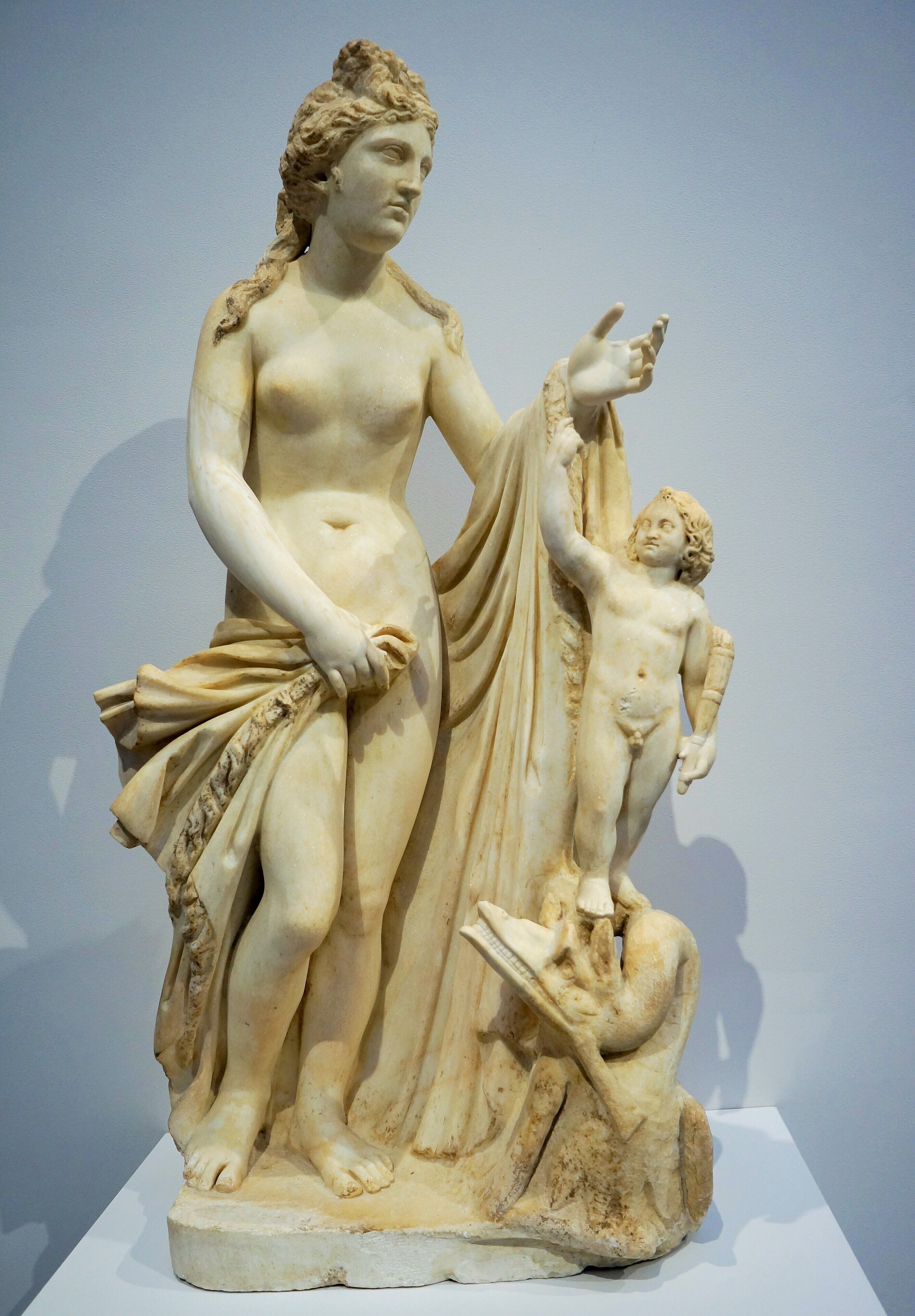 Vénus et l'Amour debout sur un monstre marin Ma 280. Vers 200-300 après J.-C. Sculpture Marbre, H. 1,37 m, Collection Borghèse, achat 1807 Musée Louvre-Lens à Lens, Pas-de-Calais, Hauts-de-France,France.