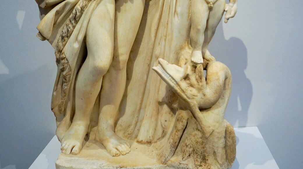 Vénus et l'Amour debout sur un monstre marin Ma 280. Vers 200-300 après J.-C. Sculpture Marbre, H. 1,37 m, Collection Borghèse, achat 1807 Musée Louvre-Lens à Lens, Pas-de-Calais, Hauts-de-France,France.