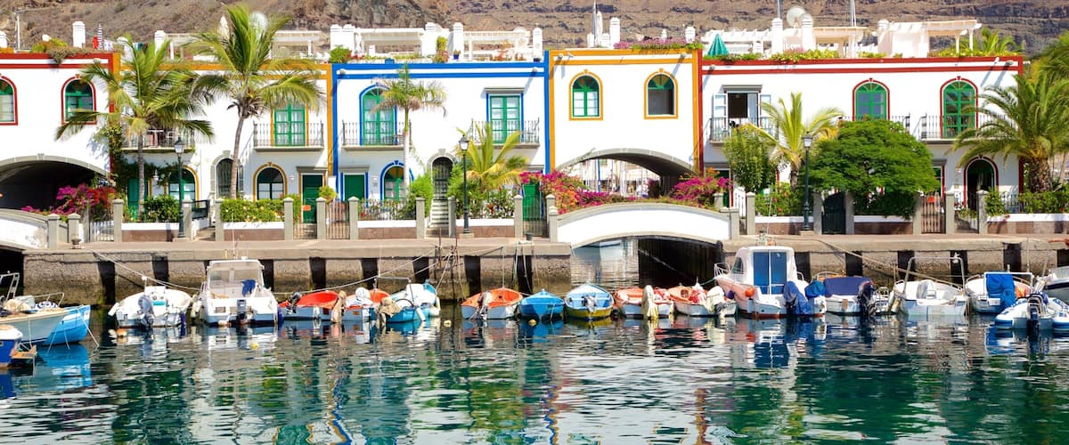 Mogan which includes boating, a coastal town and a bay or harbour