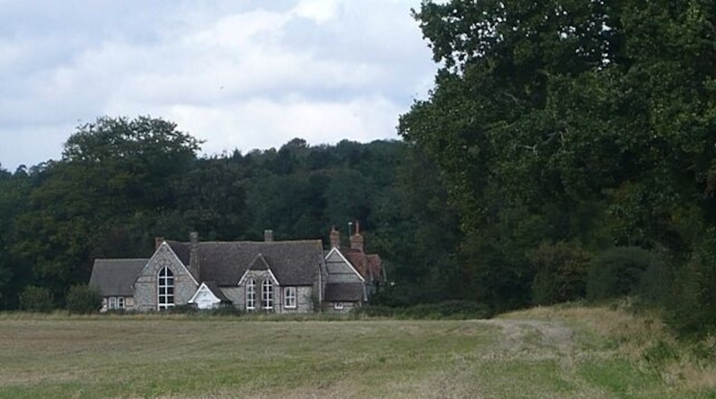 Between the Chutes From a footpath between Lower Chute and Upper Chute. The building, which looks like an old school house, is on Malthouse Lane between Upper Chute and Chute Standen.