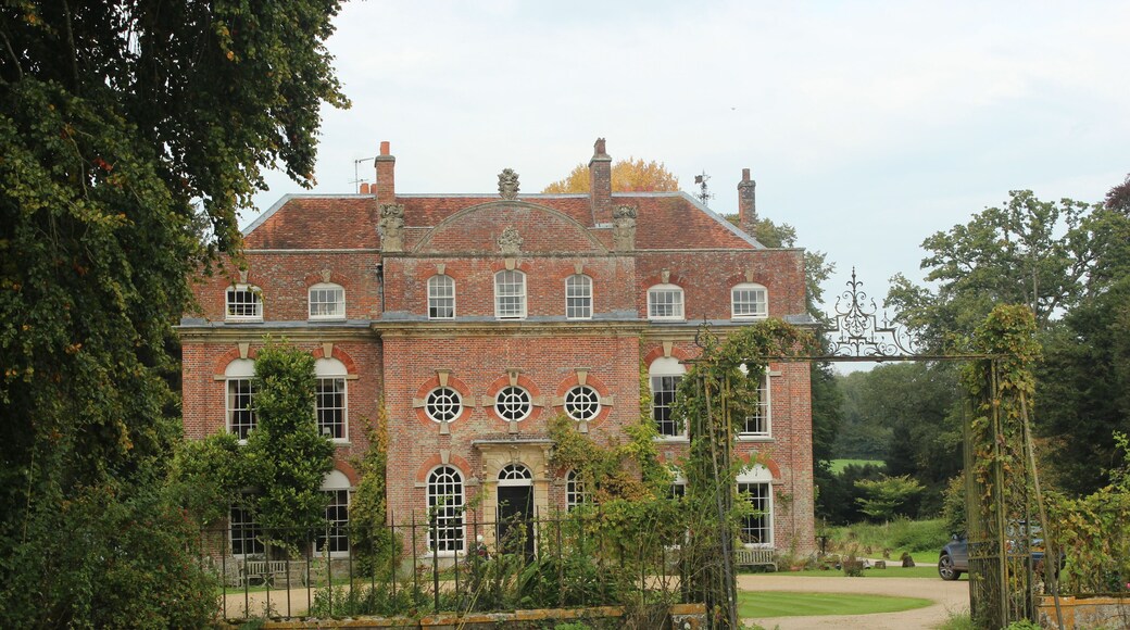 Biddesden House Wikidata has entry Q4904043 with data related to this item.