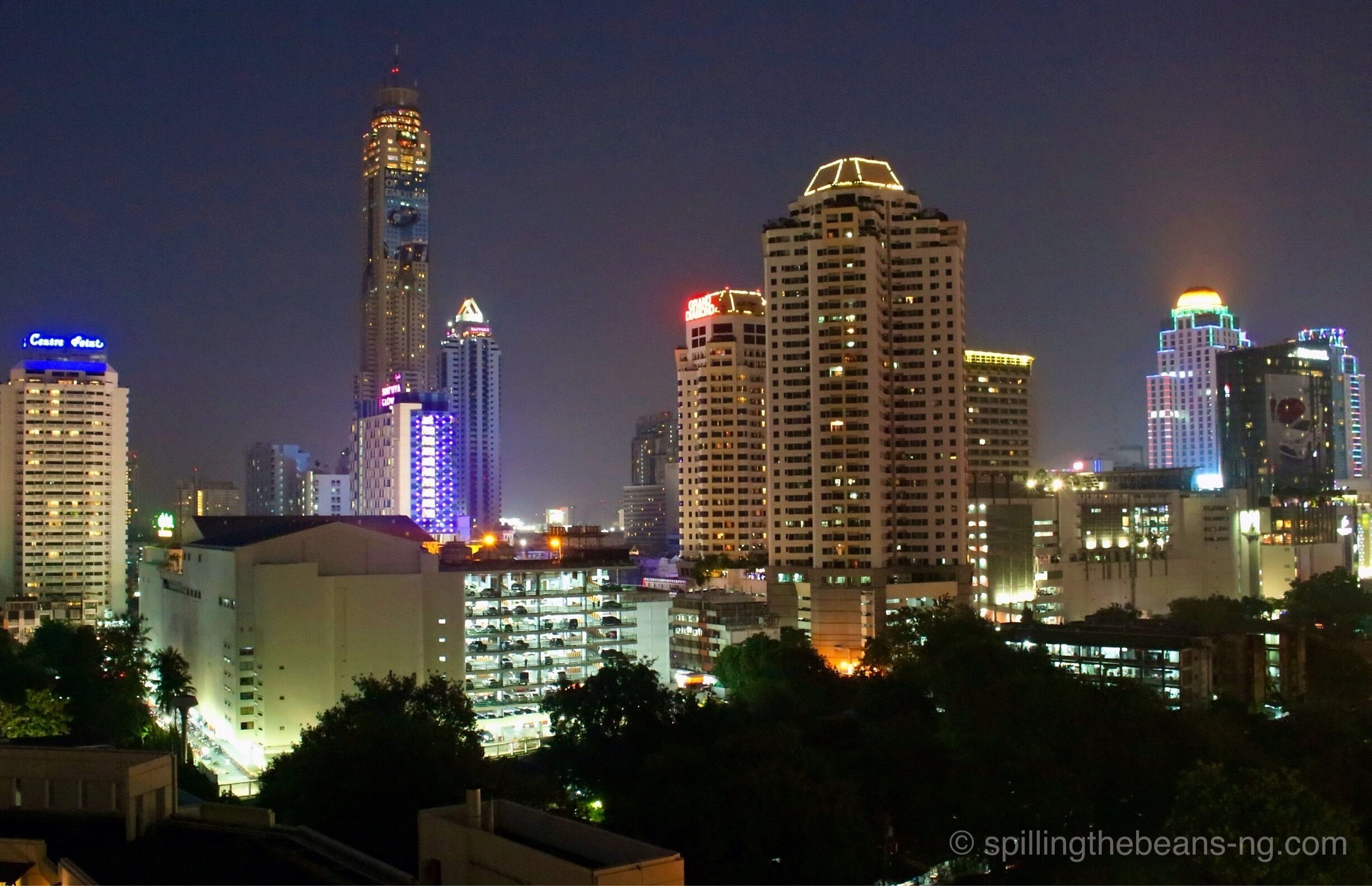 Bangkok's spectacular skyline all lit up - night view from the room!

#bangkok #thailand #architecture #weekendgetaway #colorful #bestof5