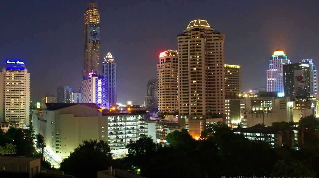Bangkok's spectacular skyline all lit up - night view from the room!
#bangkok #thailand #architecture #weekendgetaway #colorful #bestof5
