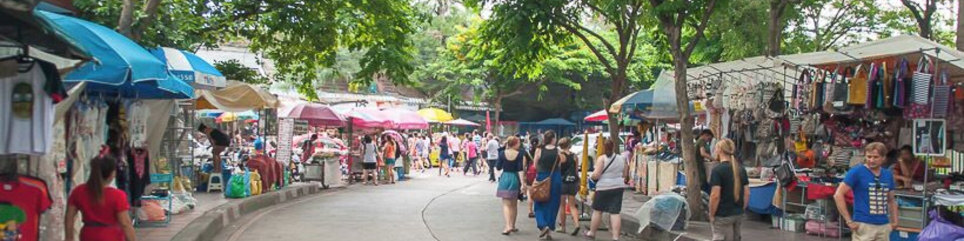 Un mercado callejero animado con comerciantes y compradores.
