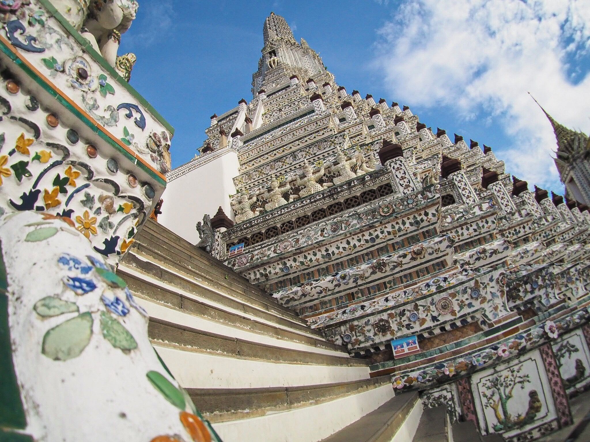 Wat Arun is one of the places I was most looking forward to!!
There were many fine decorations.
It's so beautiful.
The slope of the stairs was steep😂
#Thailand
