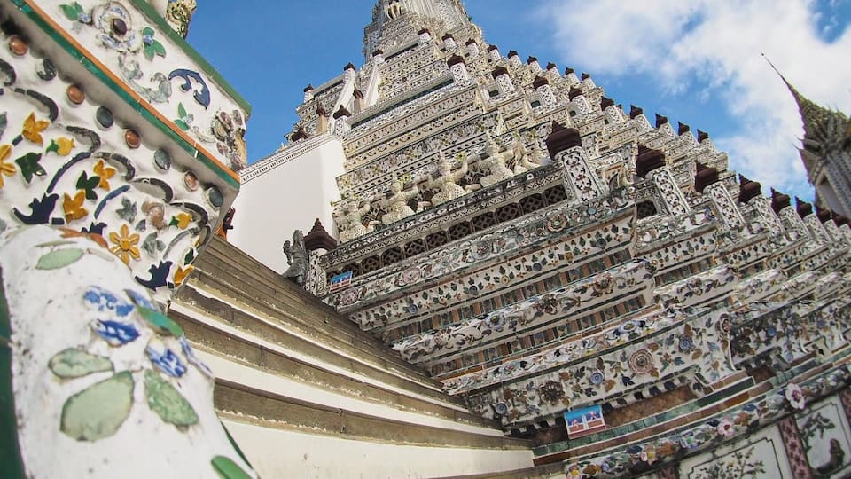 Wat Arun is one of the places I was most looking forward to!!
There were many fine decorations.
It's so beautiful.
The slope of the stairs was steep😂
#Thailand