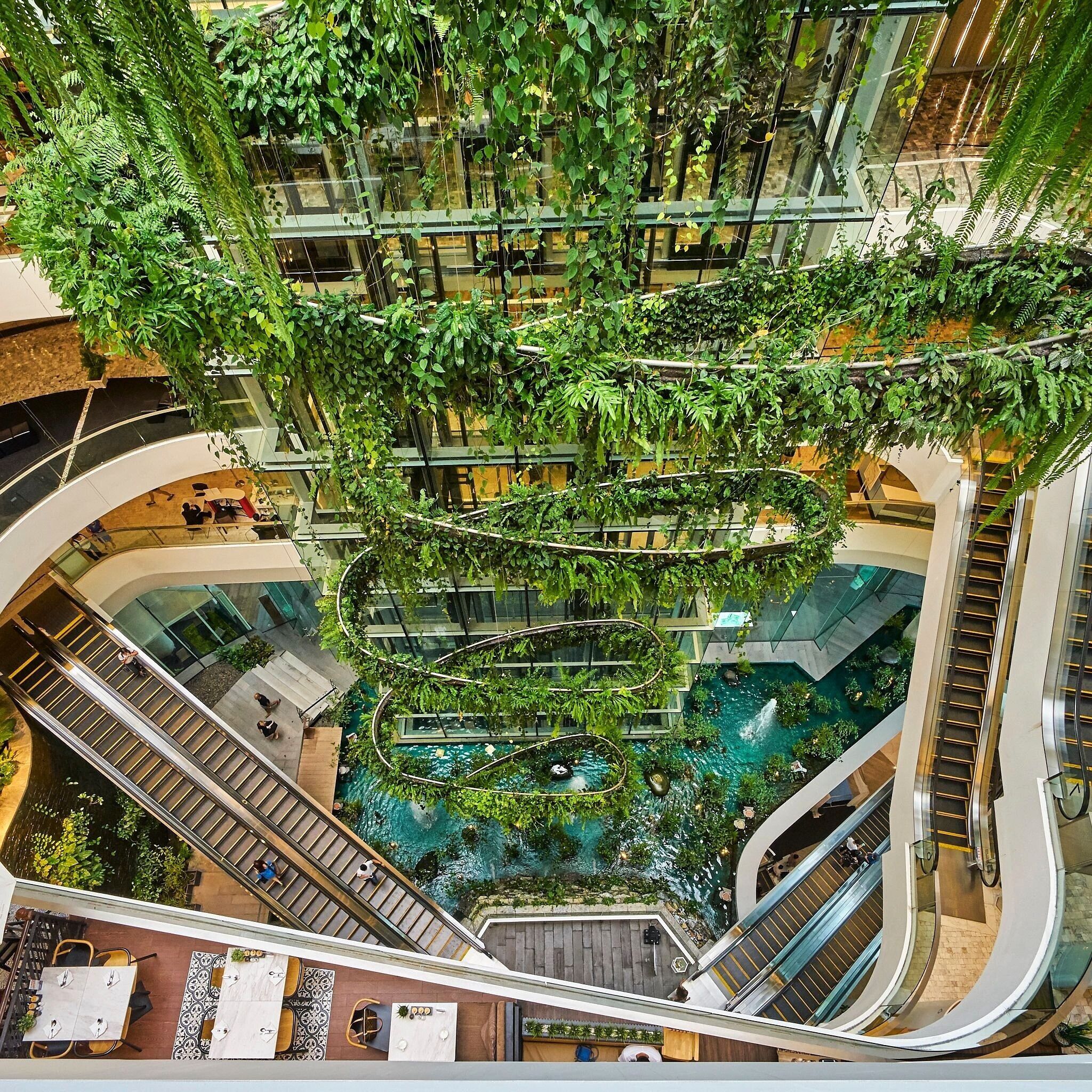 Great luxury shopping mall with lots of nice restaurants, and butiful architecture!
#shoping #architecture #garden #modern 