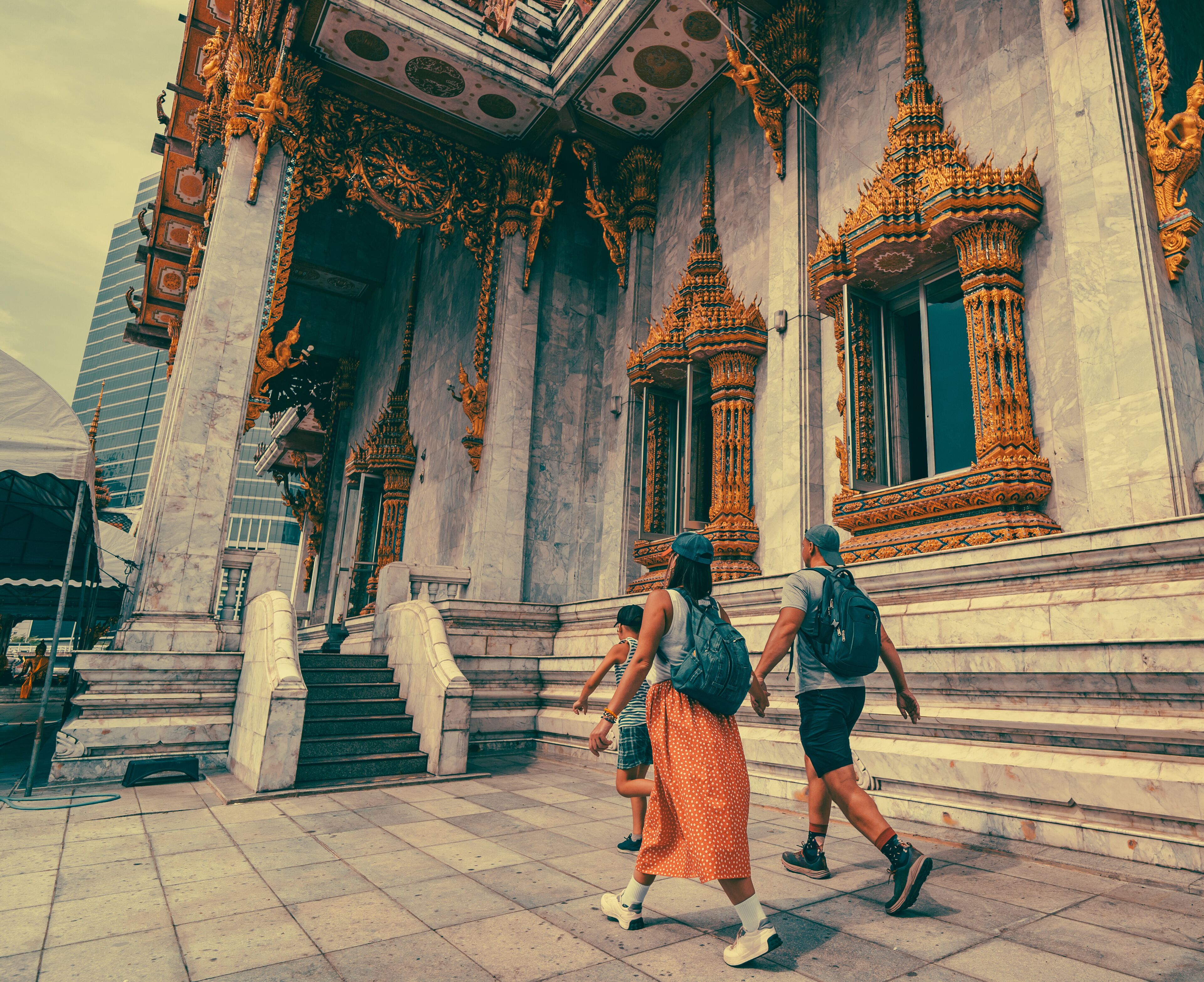 Arquitectura de templo ornamentada con estatuas doradas y columnas.