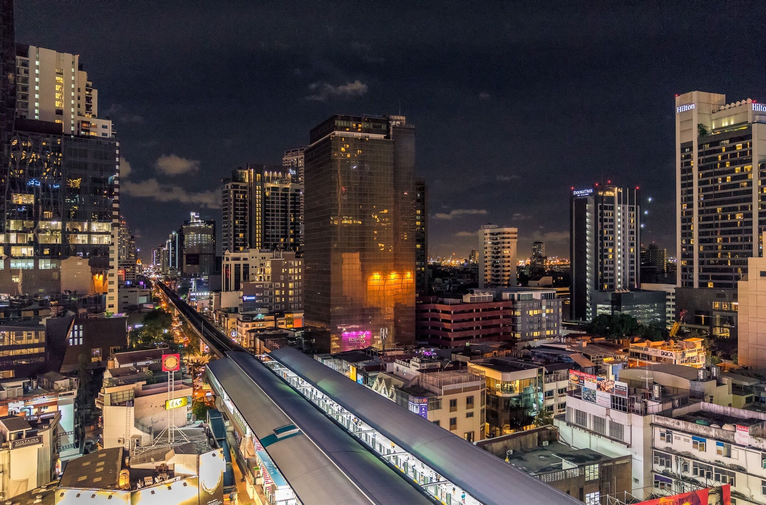 There is so many tall building in Bangkok, the hard part is try to sneak into some of them, especially with tripod, luckily in this location is right on the BTS train station and inside the shopping mall.