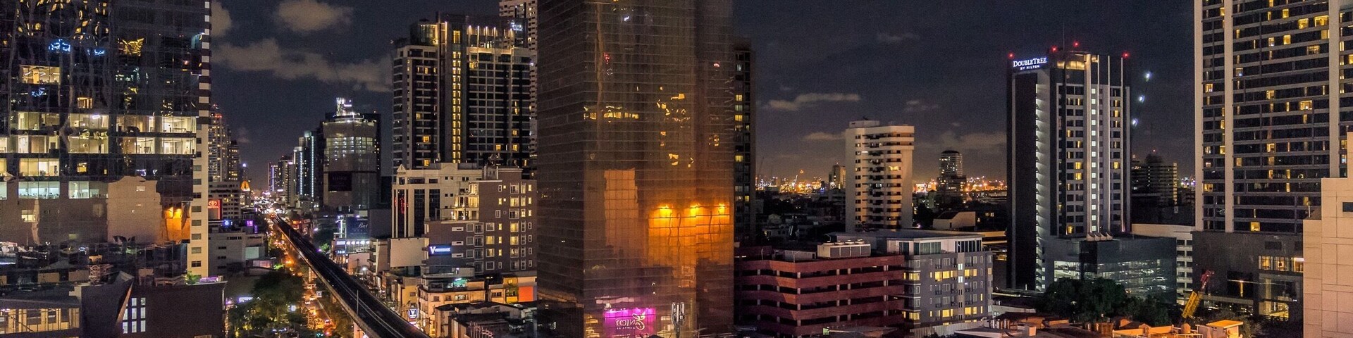 There is so many tall building in Bangkok, the hard part is try to sneak into some of them, especially with tripod, luckily in this location is right on the BTS train station and inside the shopping mall.