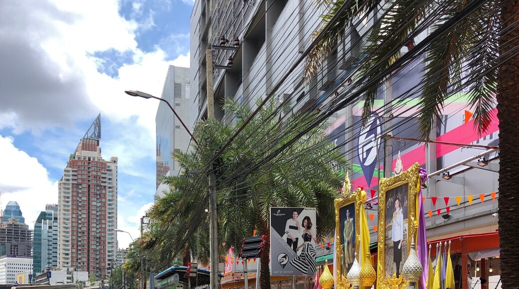 Lots of tuk tuk queuing outside the popular wholesale centre