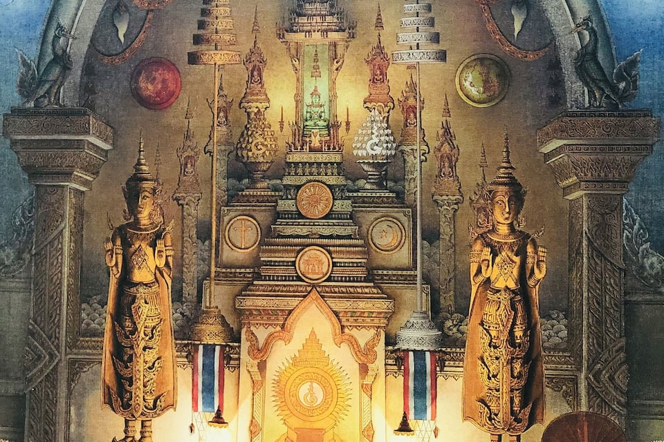 Ein Tempel mit aufwendiger Architektur, zwei großen Statuen und einem zentralen Altar.
