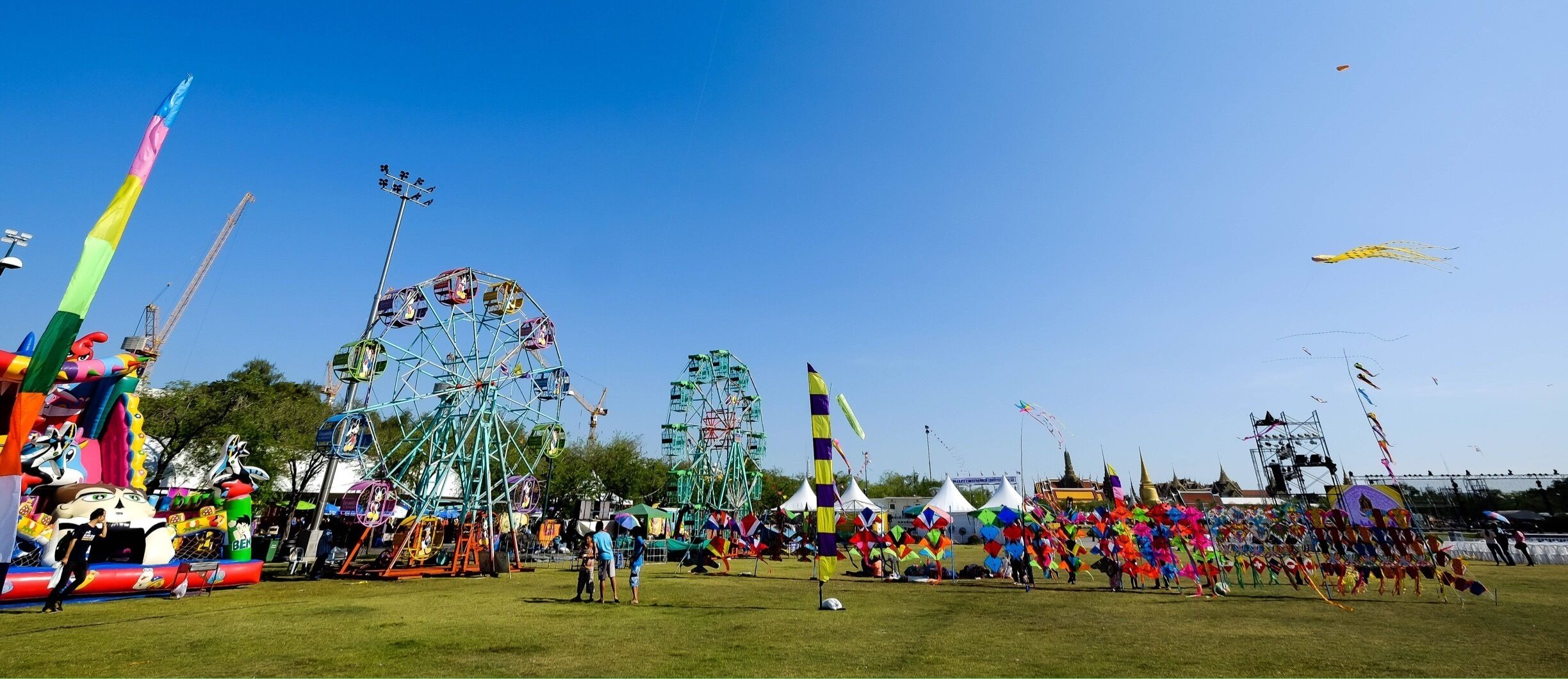 Songkran festival (Thai's New Year Day).
This fair is held at Sanam Luang , it's like a park where people go there to play kites , biking and picnic....If you look carefully at the back of this picture  , you'll spot the Emerald buddha temple or Wat Pra Kaew.