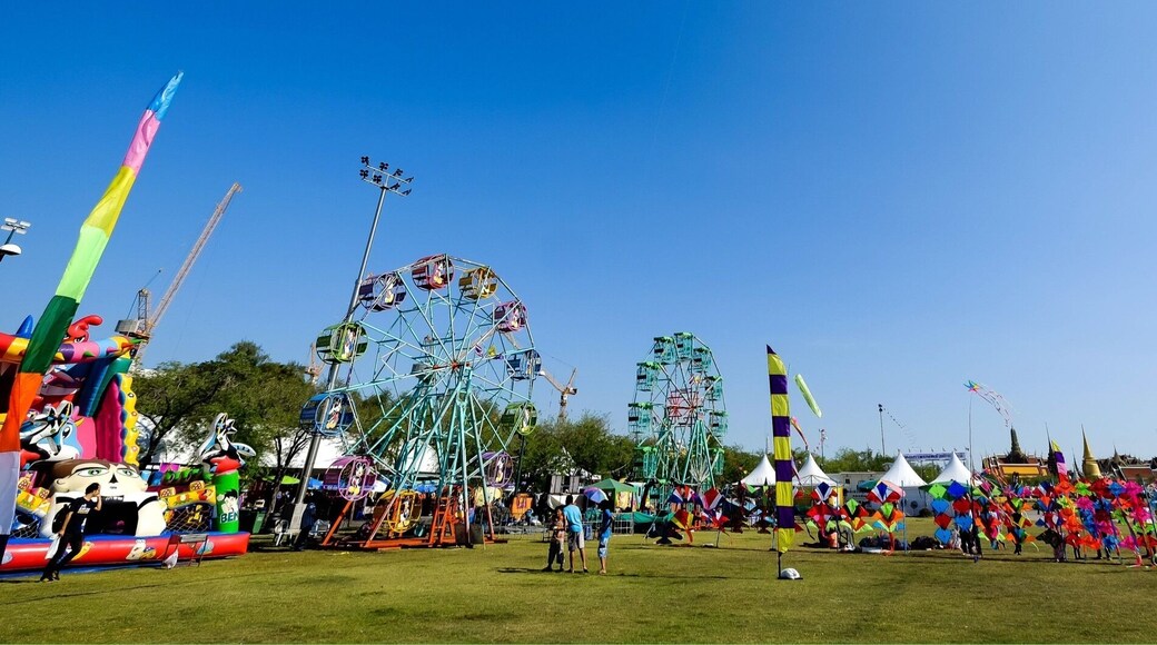 Songkran festival (Thai's New Year Day).
This fair is held at Sanam Luang , it's like a park where people go there to play kites , biking and picnic....If you look carefully at the back of this picture , you'll spot the Emerald buddha temple or Wat Pra Kaew.