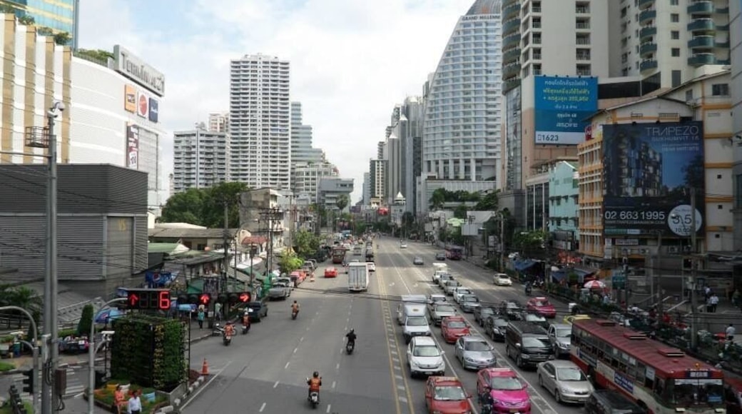 A quiet time on Sukhumvit Rd. The stoplights are merely a suggestion here. Not that many adhere to any formal driving rules or courtesies. Every person for themselves!