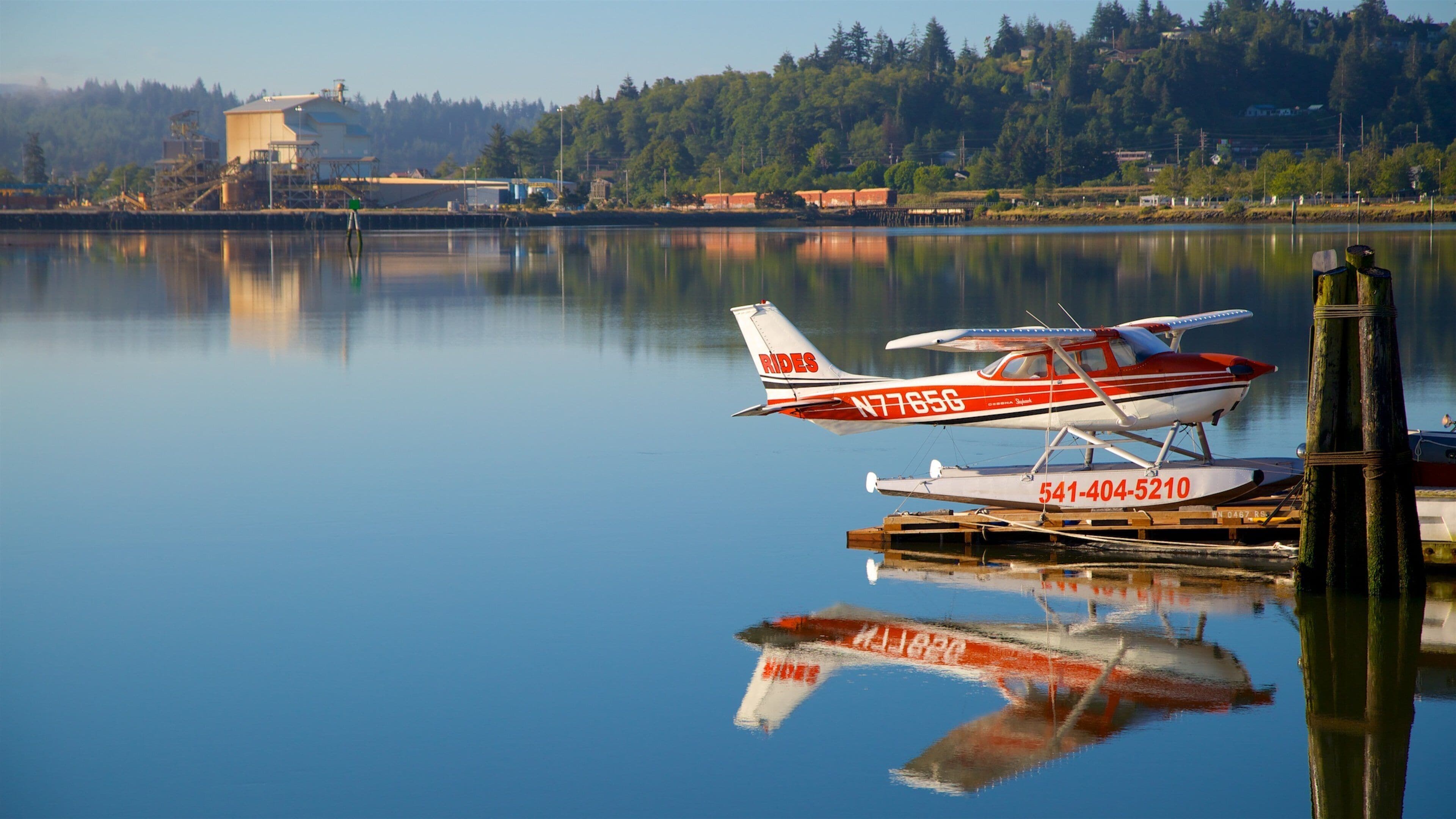 Coos Bay qui includes avion