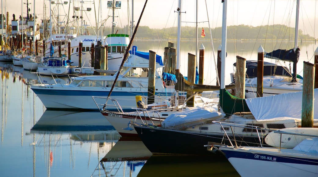 Coos Bay mostrando uma marina