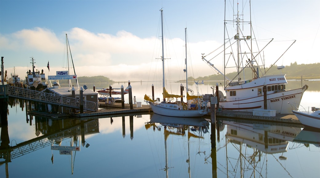 Coos Bay que inclui uma marina, um pôr do sol e paisagens litorâneas