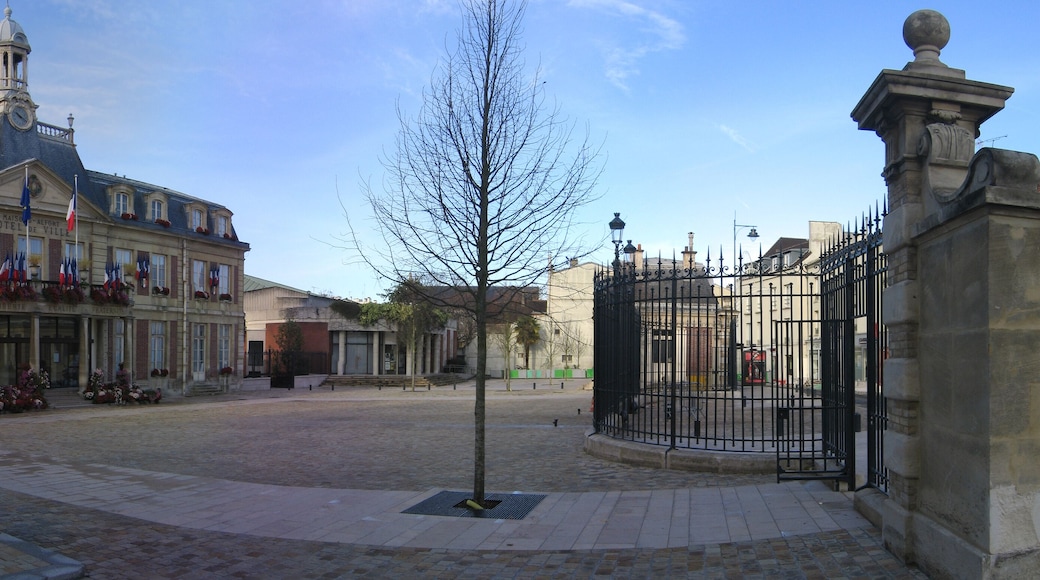 La mairie de Maisons-Alfort et son parvis rénové en 2009. Panorama réalisé en assemblant 7 images avec hugin.