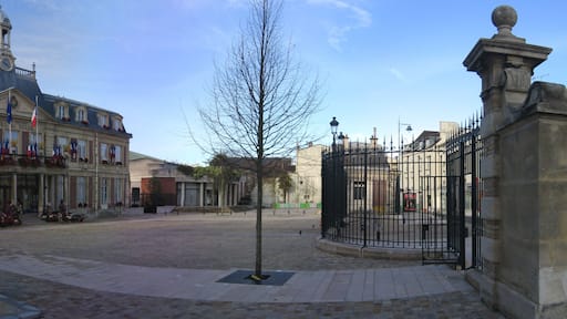 La mairie de Maisons-Alfort et son parvis rénové en 2009. Panorama réalisé en assemblant 7 images avec hugin.