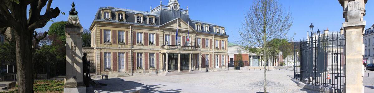 La mairie de Maisons-Alfort et son parvis.