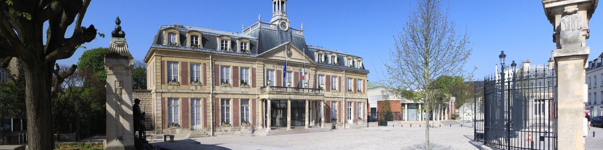 La mairie de Maisons-Alfort et son parvis.
