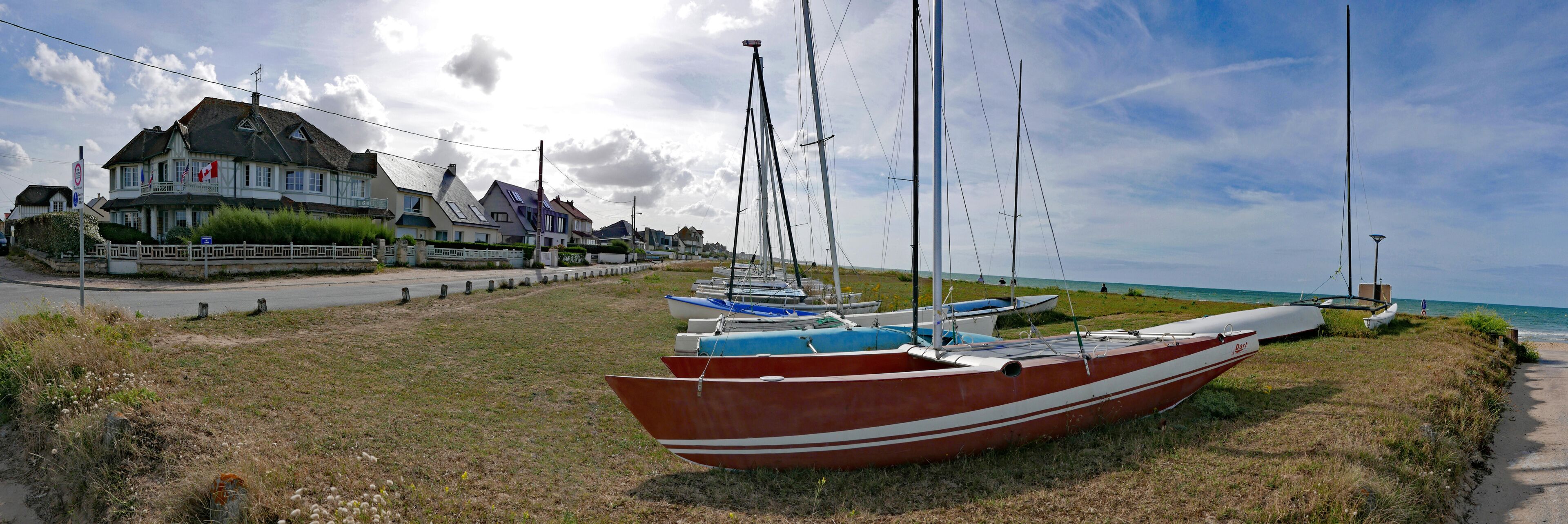 Bateaux sur la digue d'Hermanville-sur-mer, Normandie